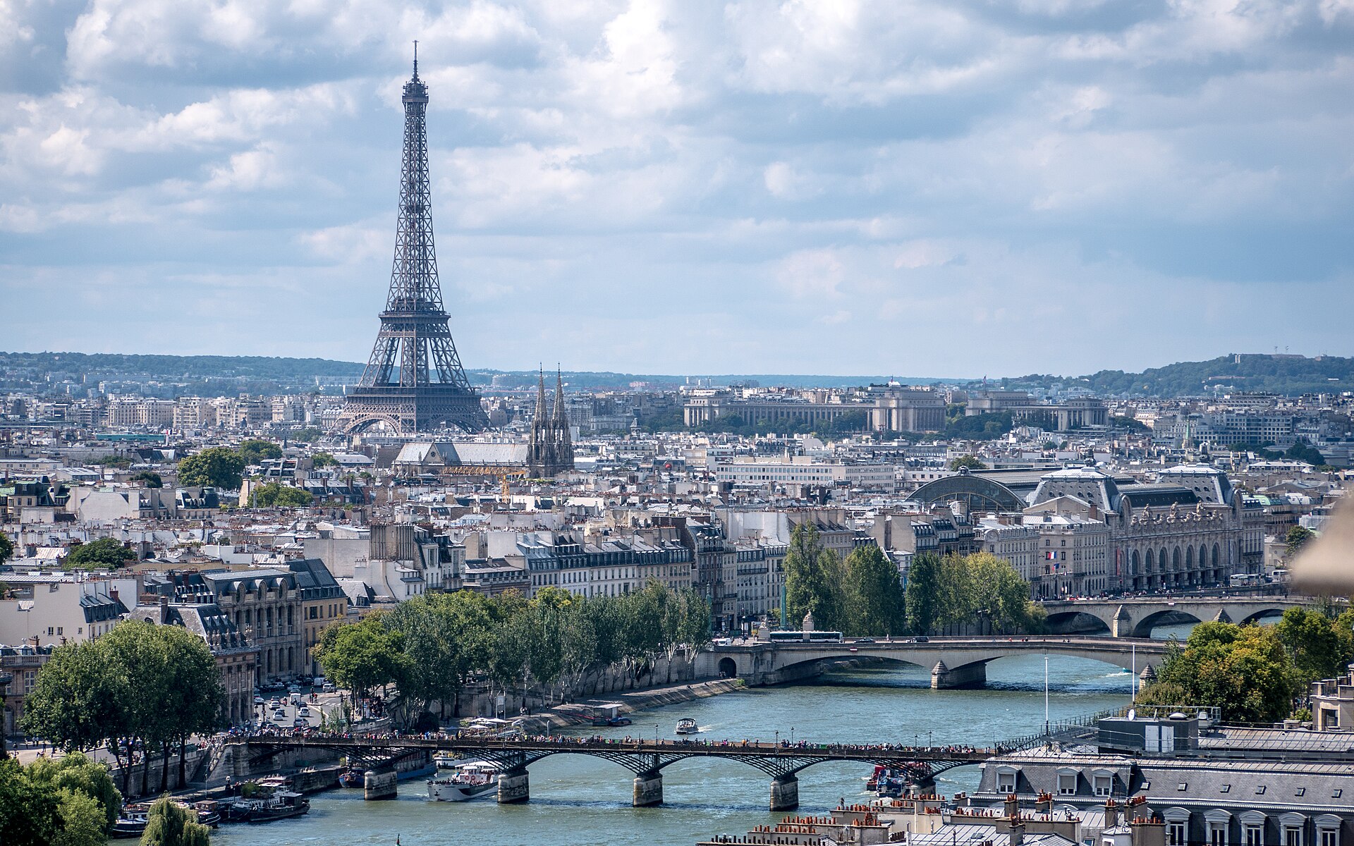 Vue panoramique de Paris avec la tour Eiffel — location saisonnière à Paris